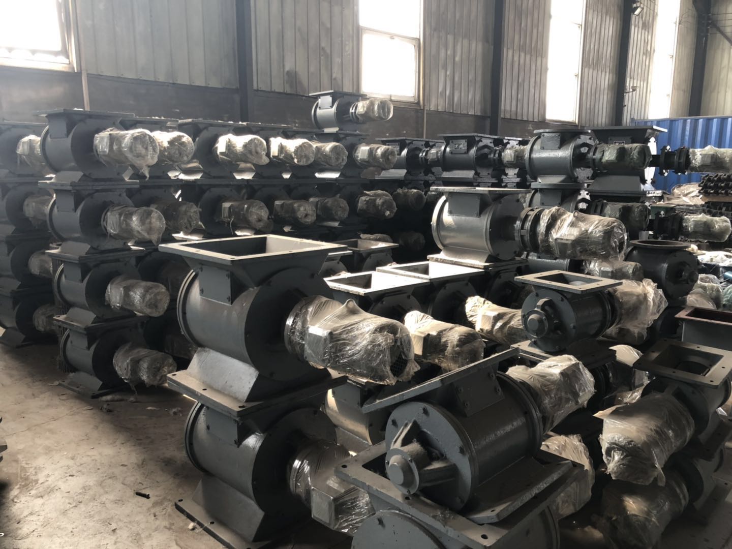    卸料器由哪几部分组成的