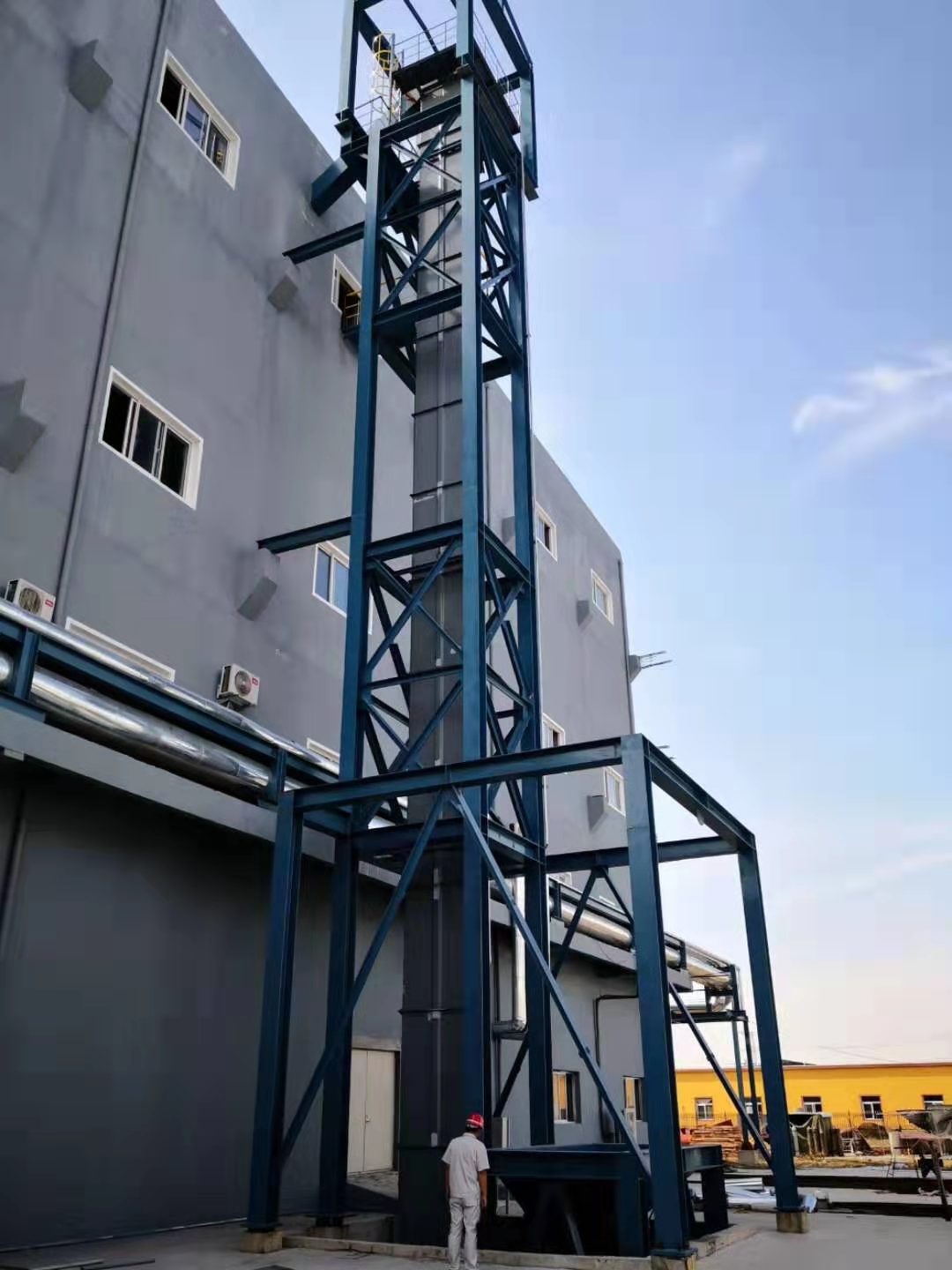 斗式提升机的工作原理及特点